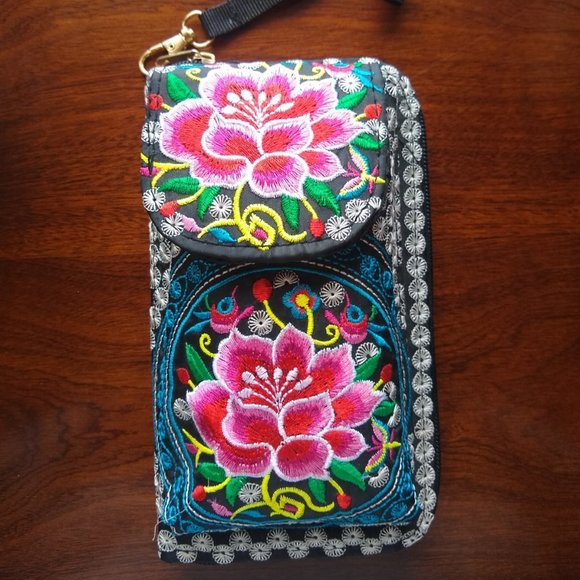 Purse that holds phone, cash and credit cards - Picture 1 of 4